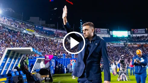 El entrenador estuvo visiblemente emocionado en rueda de prensa tras el fallecimiento de su abuela.