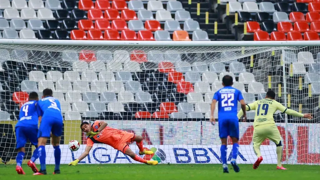 “Chuy” Corona ataja un penal sobre el cierre (Getty Images)