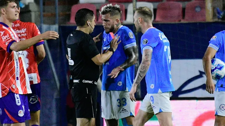 Piovi vio la roja y desató un gran problema en Cruz Azul.