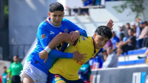 Carlos Vargas contra Kevin Álvarez durante el Clásico Joven Sub 23.