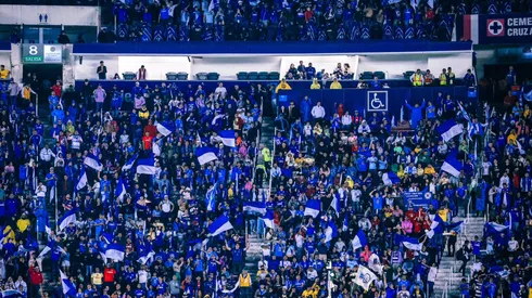 Aficionado fue captado lanzando orina en un vaso de cerveza.