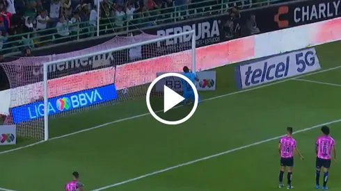 El guardameta mexicano ahora forma parte de los Gallos del Querétaro y ante León quedó expuesto y es carne de memes.