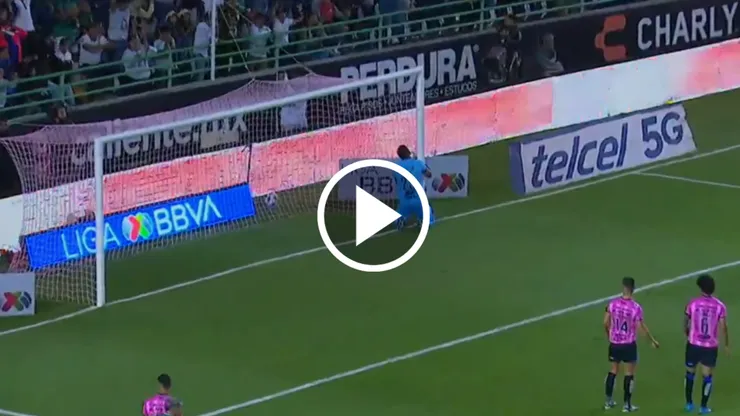 El guardameta mexicano ahora forma parte de los Gallos del Querétaro y ante León quedó expuesto y es carne de memes.
