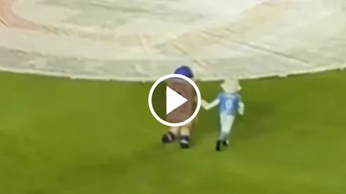 Las dos mascotas de los cementeros se volvieron a robar el show y contaron con la complicidad de todo el Ciudad de los Deportes.