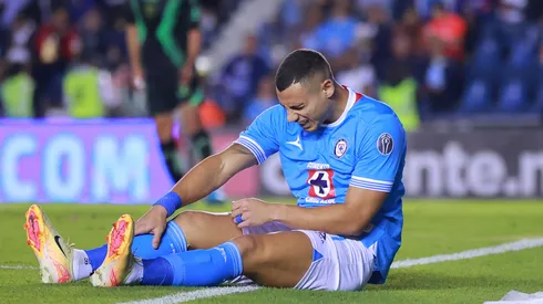 Giakoumakis se lamenta tras lesionarse otra vez.