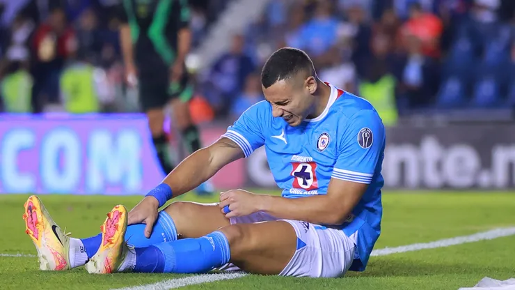 Giakoumakis se lamenta tras lesionarse otra vez.