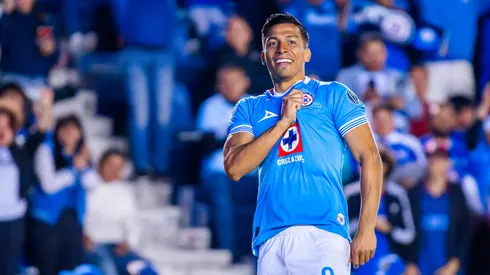 El delantero mexicano inició desde el banquillo y se robó todos los focos al convertir un doblete que lo mantiene en la pelea de la tabla de goleo.