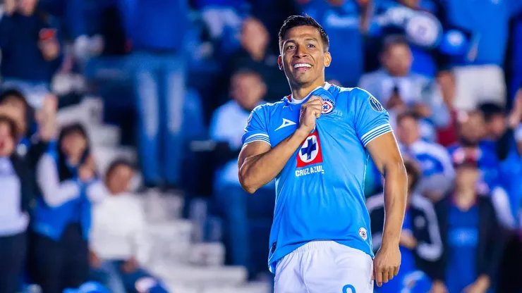 El delantero mexicano inició desde el banquillo y se robó todos los focos al convertir un doblete que lo mantiene en la pelea de la tabla de goleo.