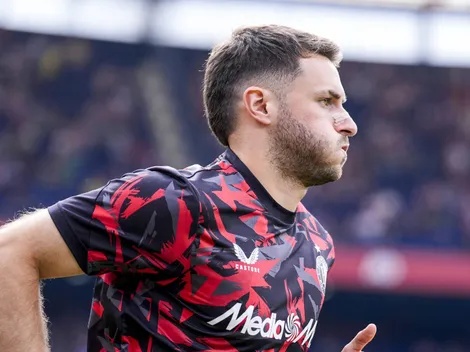 Palo durísimo del Piojo Herrera a Santi Giménez