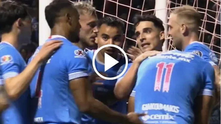 Lolo Faravelli se vistió de DT dentro del campo.