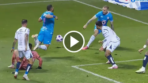 Giorgos Giakoumakis fue derribado en el área.