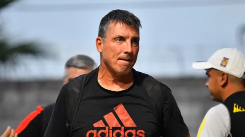 El entrenador uruguayo pasa un mal momento al tiempo de que se le relaciona con Chivas de Guadalajara.