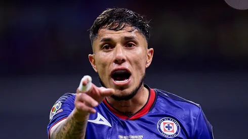 Carlos Salcedo le confesó "extrañarlo de más" a un futbolista de Cruz Azul.