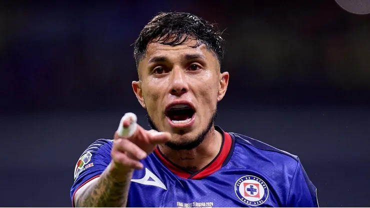 Carlos Salcedo le confesó "extrañarlo de más" a un futbolista de Cruz Azul.