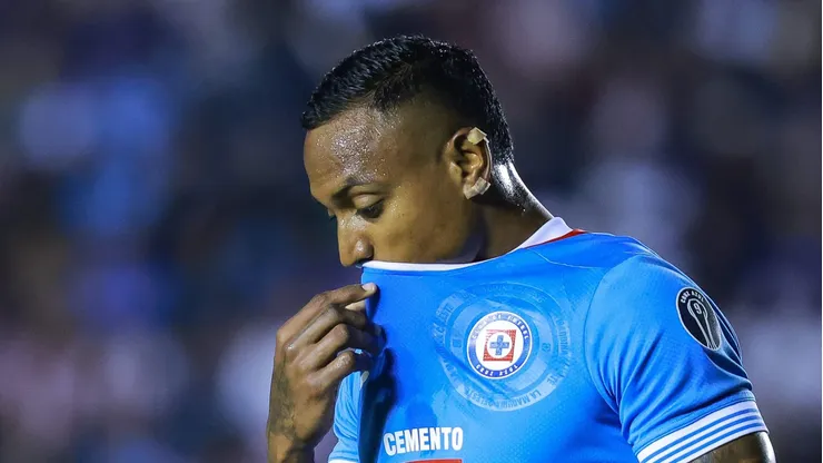 El defensor de Cruz Azul fue uno de los más criticados en la derrota de los cafeteros contra Bolivia y hoy no estuvo ni convocado.