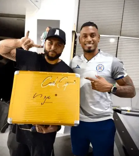 Willer Ditta junto al Barbero Memo