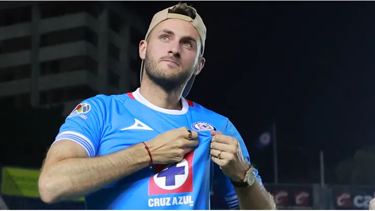Santi Giménez sigue al pendiente de Cruz Azul.