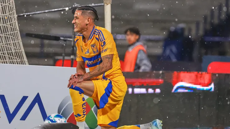 El delantero mexicano no pasa por su mejor momento de forma y se quedó fuera de la convocatoria del Vasco Aguirre.