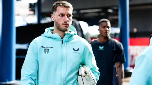 Santi Giménez causó baja del Feyenoord por lesión.