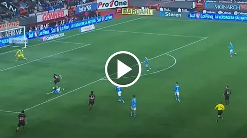 Emanuel Reynoso se quitó casi a medio equipo de Cruz Azul.