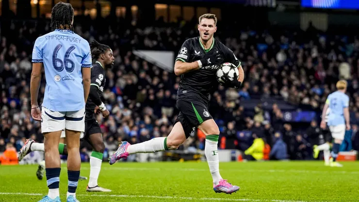 El heroíco gol de Santi Giménez contra el Manchester City en Champions League