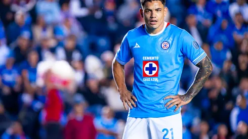 El delantero uruguayo cayó lesionado de nueva cuenta poco después de volver a los terrenos tras 8 meses inactivo.