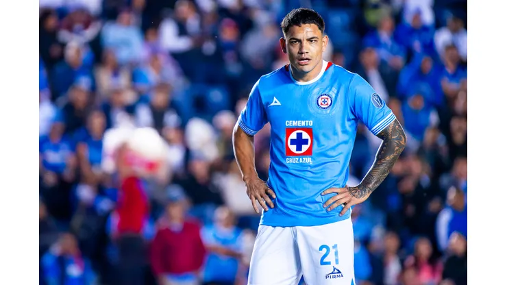 El delantero uruguayo cayó lesionado de nueva cuenta poco después de volver a los terrenos tras 8 meses inactivo.