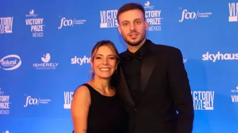 Martín Anselmi se mostró junto a su pareja en el Victory Prize