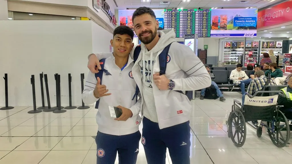 Andrés Gudiño junto a Zadiel Pineda, hermano de Orbelín, rumbo a Dallas para enfrentar a Tigres. (@CruzAzul)