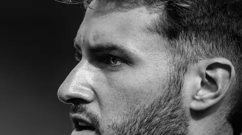 El delantero mexicano se mantiene en proceso de recuperación y podría volver a los terrenos para finales de este mes.