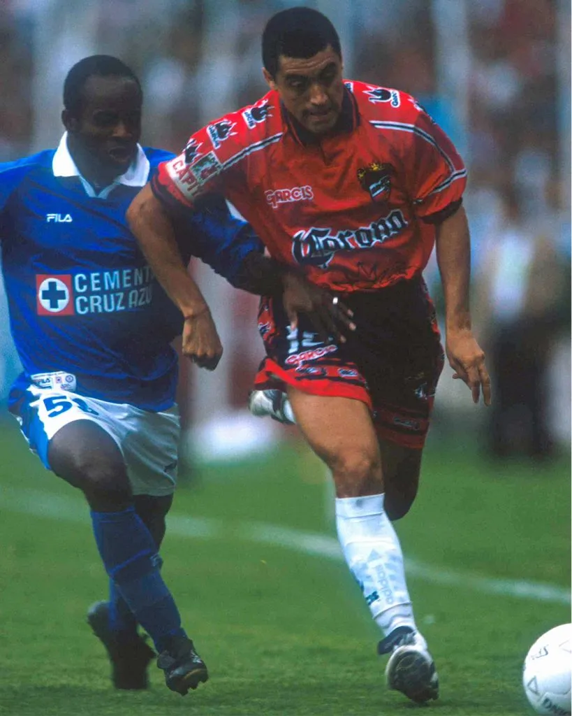 James Owusu-Ansah, el primer africano de Cruz Azul. (@CruzAzulHidalg)