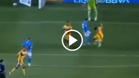 El mediocampista cementero golpea de manera involuntaria a un futbolista de los universitarios y el árbitro lo pasó por alto.