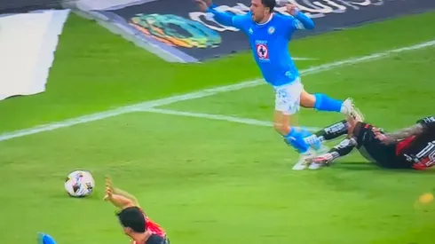 El ex árbitro y analista de ESPN reconoció que Ignacio Rivero iba en vuelo al momento del contacto.