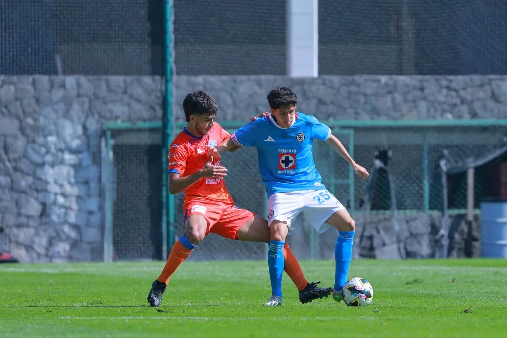 Valdivia se desempeña por las bandas (Imago7)