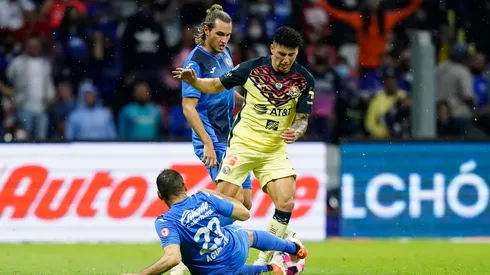 Pablo Aguilar marcando a un joven Jorge Sánchez.