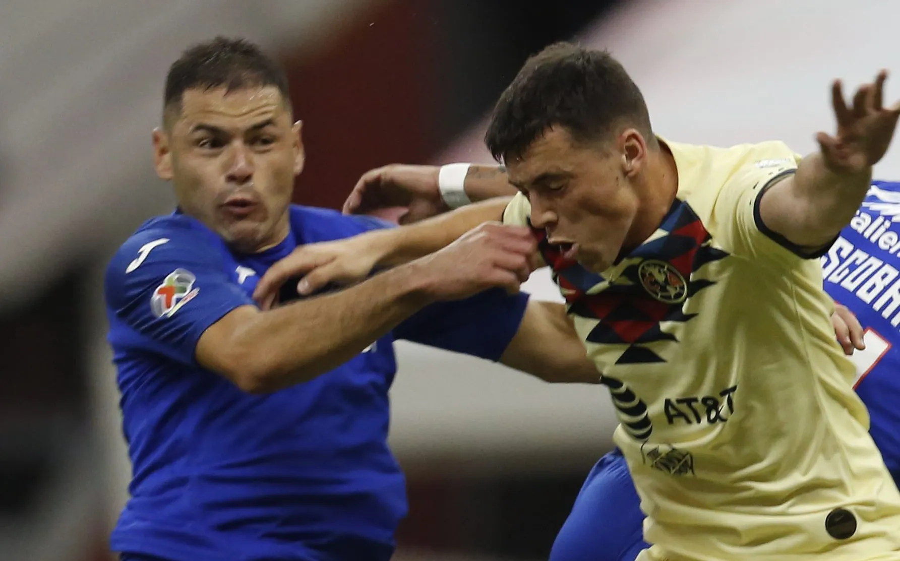 Pablo Aguilar enfrentando al América con Cruz Azul. (Imago 7)