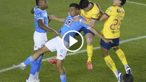 Todo Cruz Azul reclamó penal por falta a Sepúlveda.