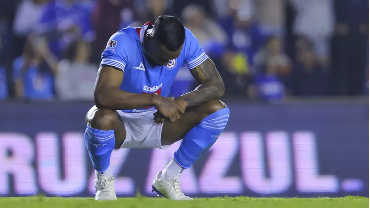 El defensor colombiano cayó lesionado en los últimos minutos del partido de ida de las semifinales.