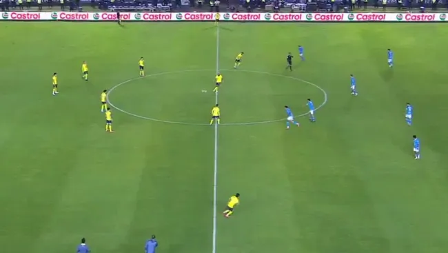 Dos jugadores de América fuera de su campo. (Captura TUDN)