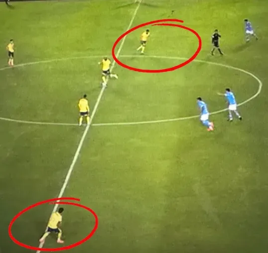 Dos jugadores de América invadieron el campo cementero