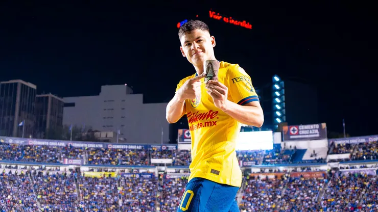 El jugador del Club América le pegó casi desde la mitad de la cancha y anotó uno de los goles del torneo.