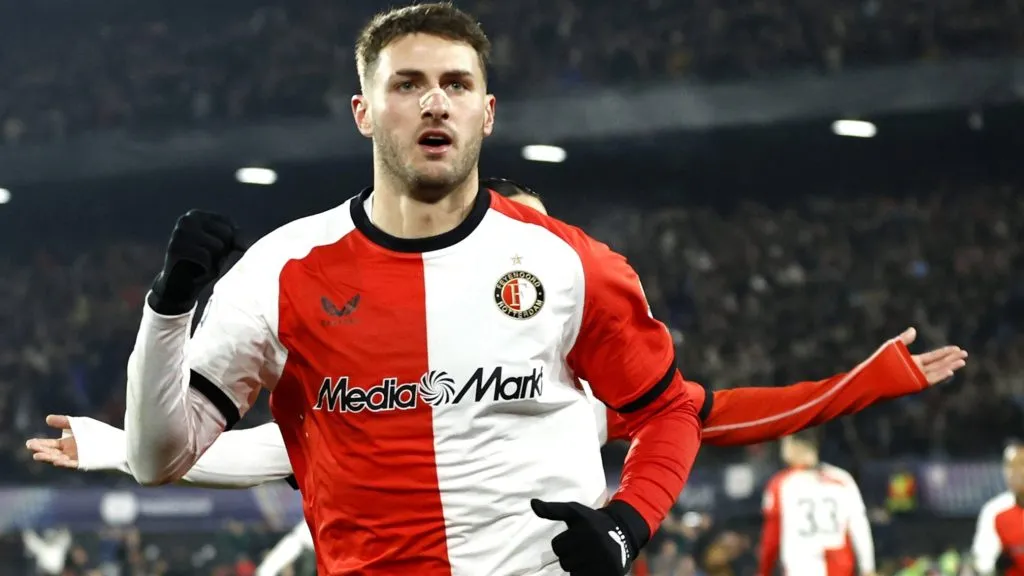 Santi Giménez busca salir de Feyenoord.