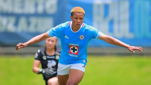 Vivian Ikechukwu causa baja en Cruz Azul Femenil.