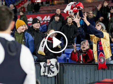 El gesto de Santi Giménez que hizo llorar a una fanática de Feyenoord