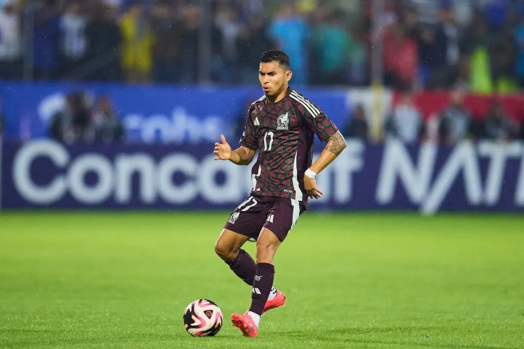 Acuerdo millonario entre Chivas y AEK Atenas por Orbelín Pineda (Imago)