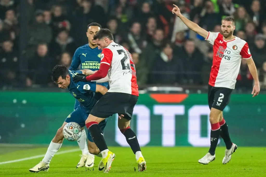 Giménez contra Lozano en un partido de la Erdivisie (Imago)