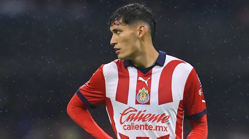 Los cementeros llevan negociando desde hace semanas por firmar al defensor mexicano. Ahora entrarían en el desenlace de la operación.