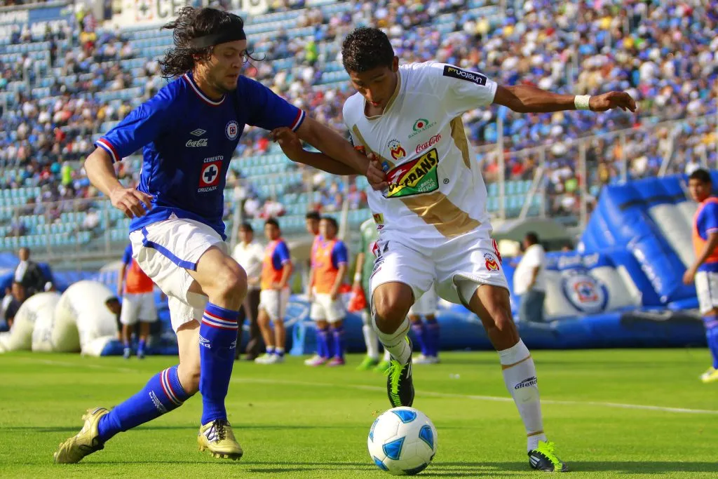 Waldo Ponce en un partido con Cruz Azul (Jam)