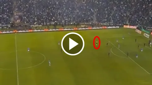 Los cementeros se fueron contra el juez principal al finalizar el primer tiempo por una decisión insólita y sin explicación alguna.