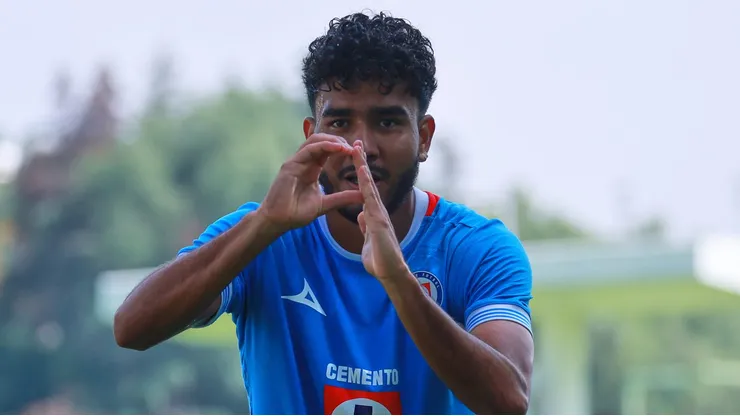 Samuel Espinosa causa baja de Cruz Azul para el Clausura 2025.